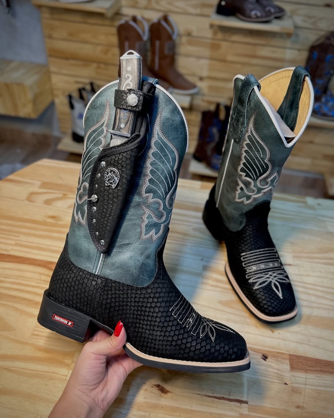 Bota Texana Masculina Couro Azul Petróleo com Bainha e Faca Artesanal